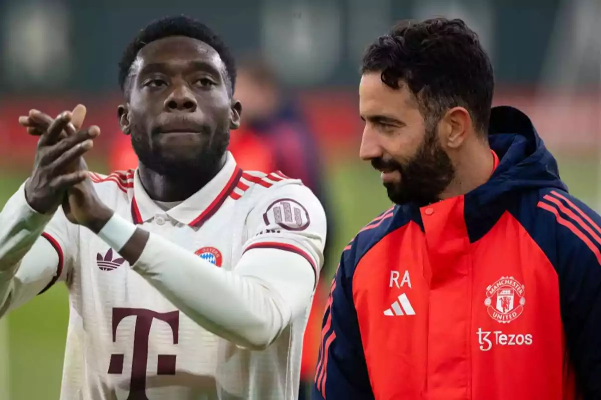 Dos hombres con ropa deportiva, uno con uniforme blanco del Bayern Múnich y el otro con chaqueta roja y azul del Manchester United, conversan en un campo de fútbol.