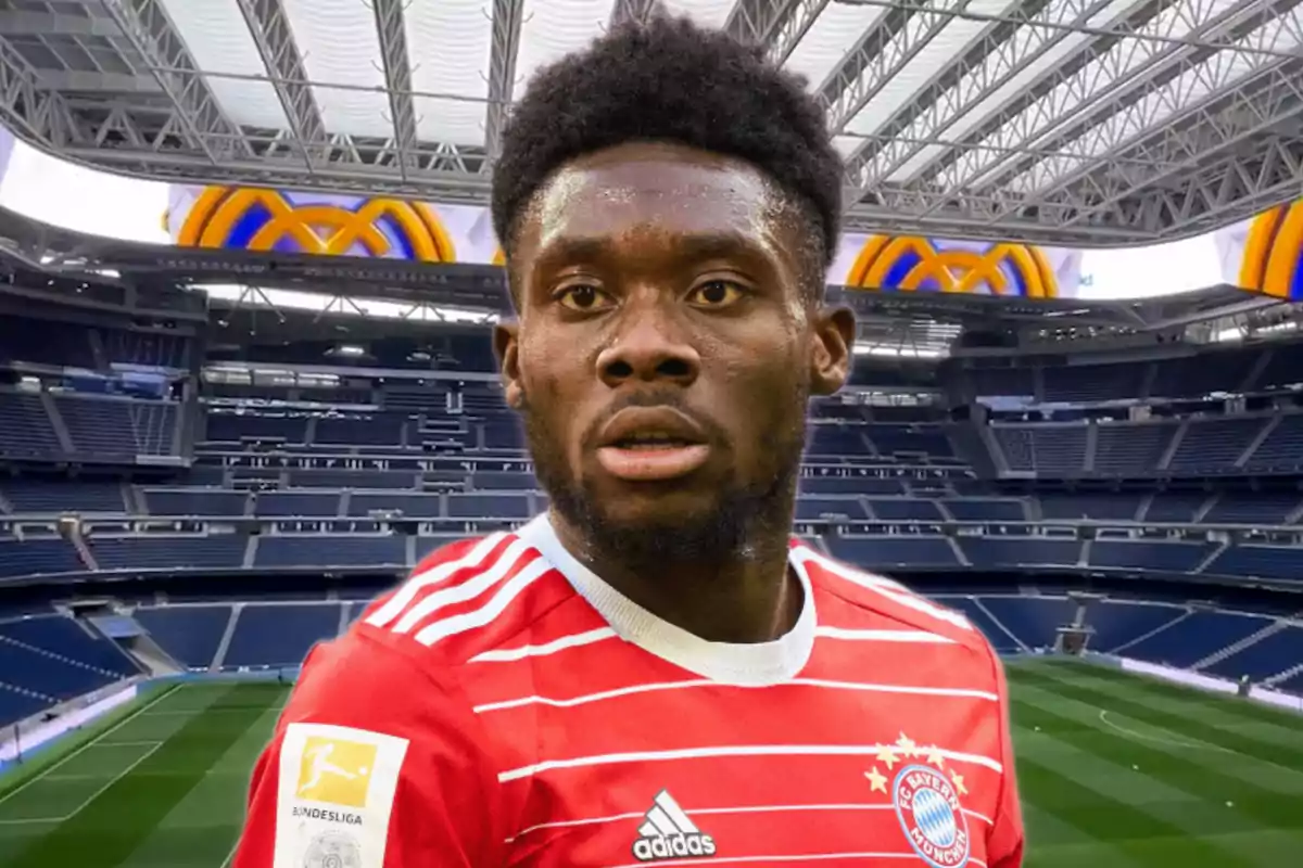 Un jugador de fútbol con la camiseta del Bayern Múnich en un estadio vacío.