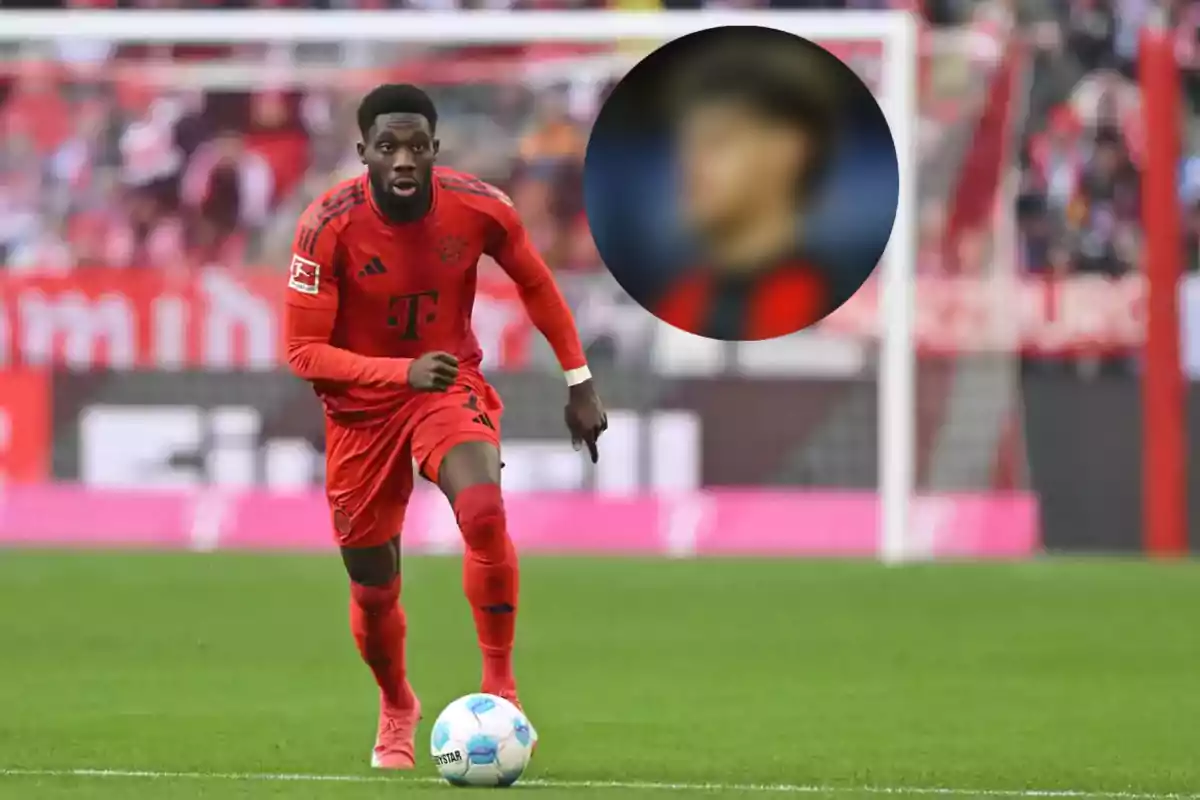 Un jugador de fútbol con uniforme rojo del Bayern Múnich corre con el balón en un estadio, mientras que en la esquina superior derecha hay un círculo con una imagen borrosa de otra persona.