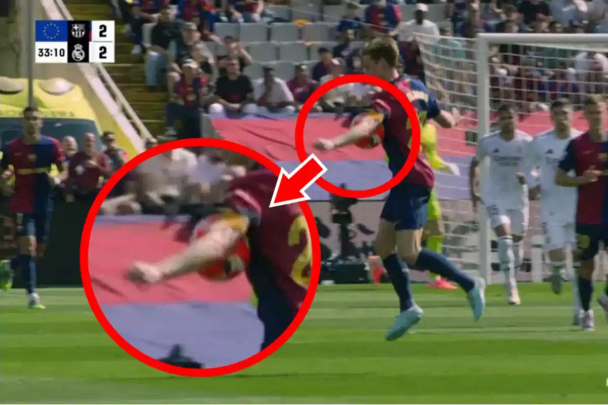 Un jugador de fútbol parece tocar el balón con el brazo durante un partido, mientras el marcador muestra un empate a dos goles.