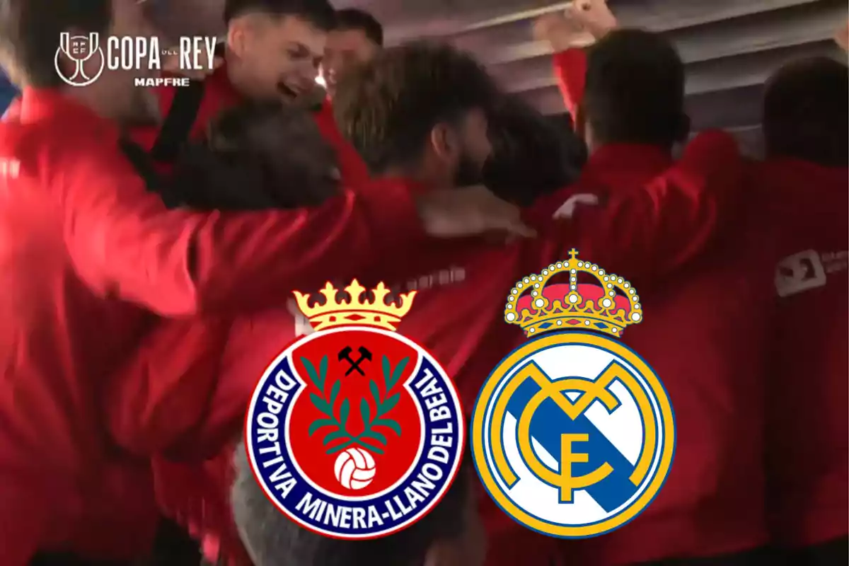 Jugadores celebrando con los escudos de la Deportiva Minera y el Real Madrid en el contexto de la Copa del Rey.