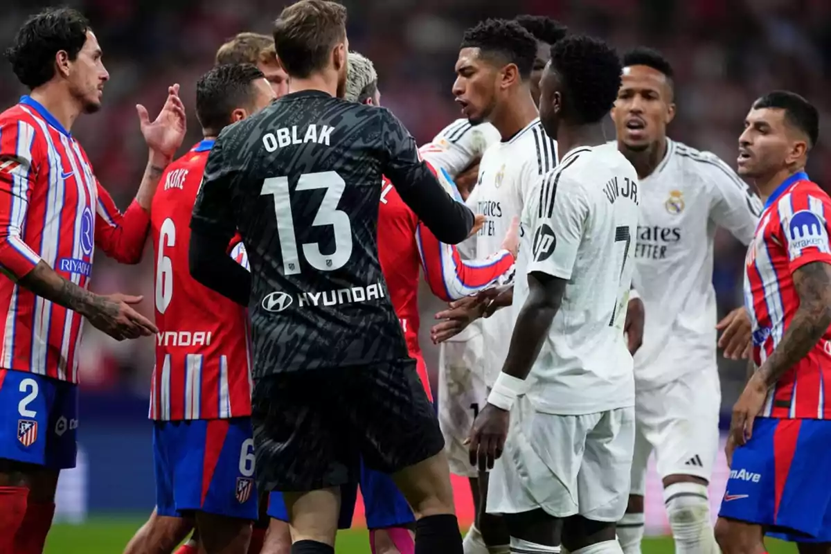 Jugadores de dos equipos de fútbol discuten en el campo durante un partido.