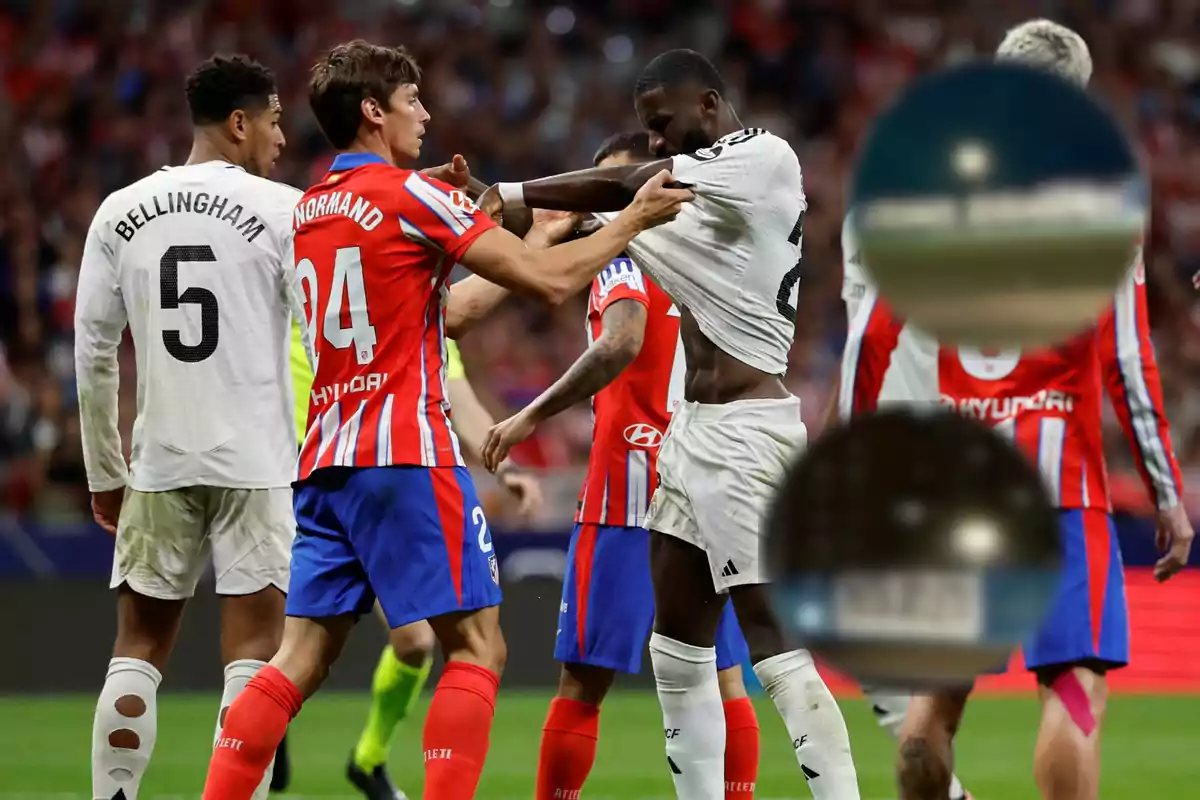 Jugadores de fútbol de dos equipos diferentes discuten en el campo durante un partido.