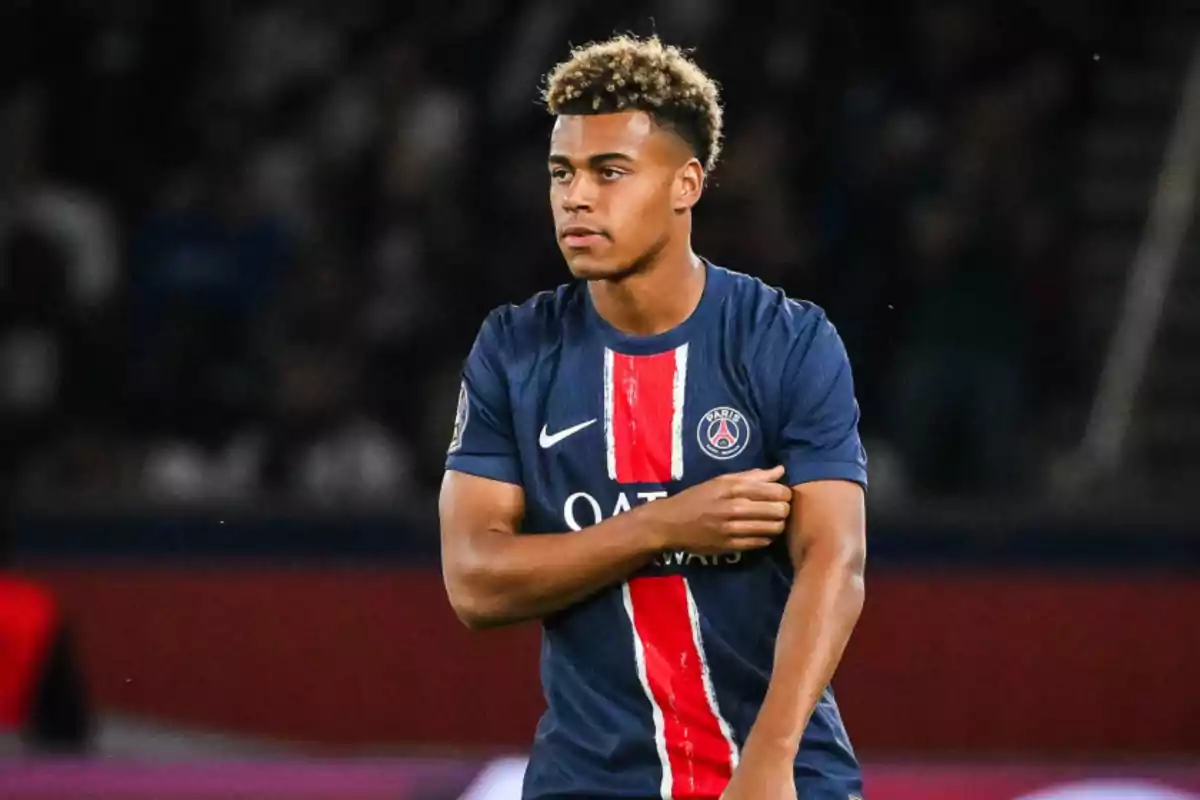 A player in a PSG uniform on the field. A player in a PSG uniform on the field.
