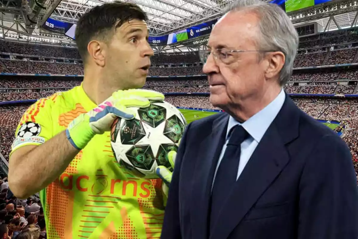 Un jugador de fútbol con uniforme amarillo sostiene un balón mientras habla con un hombre de traje en un estadio lleno de espectadores.