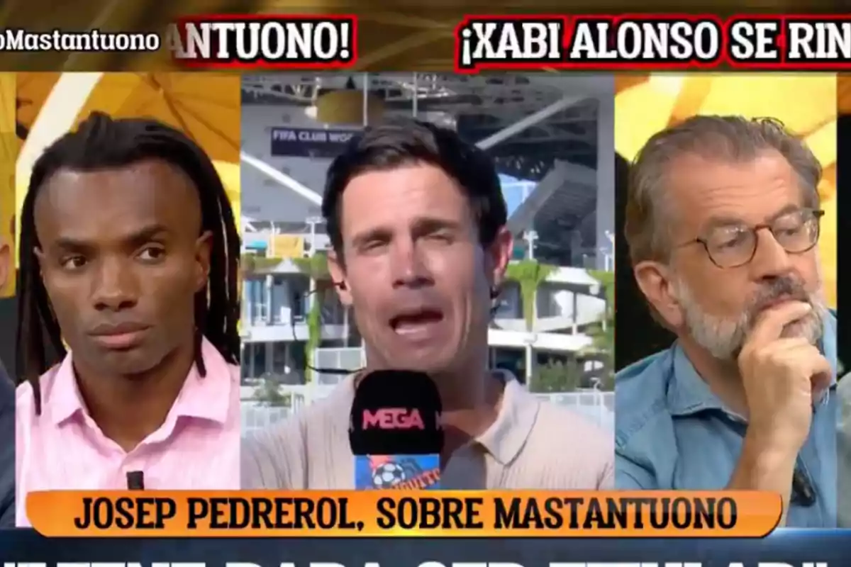 Tres hombres aparecen en pantalla dividida durante un programa deportivo de televisión, uno de ellos sostiene un micrófono con el logo de Mega y en la parte inferior hay una franja naranja con texto.