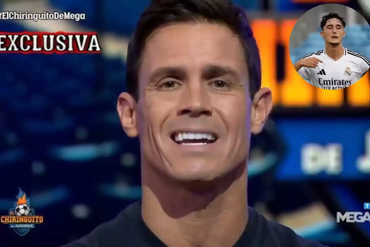 Un hombre sonriente en un programa de televisión con un recuadro de un jugador de fútbol en la esquina superior derecha.