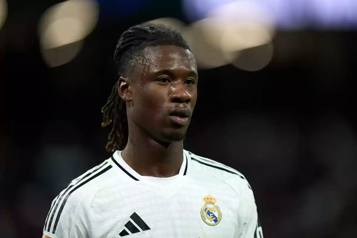 Jugador de fútbol con camiseta blanca del Real Madrid en el campo. Jugador de fútbol con camiseta blanca del Real Madrid en el campo.