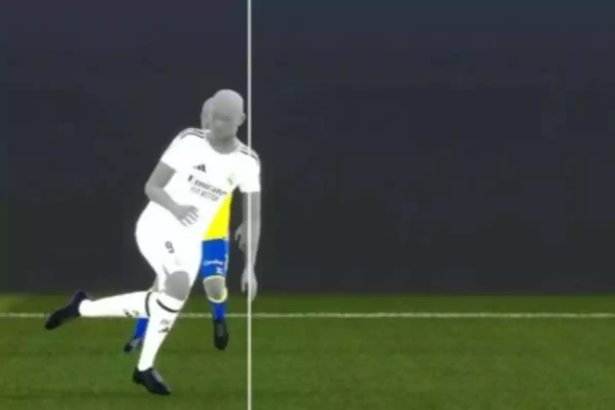 Un jugador de fútbol en un campo, con una línea vertical dividiendo la imagen, mostrando un efecto visual.