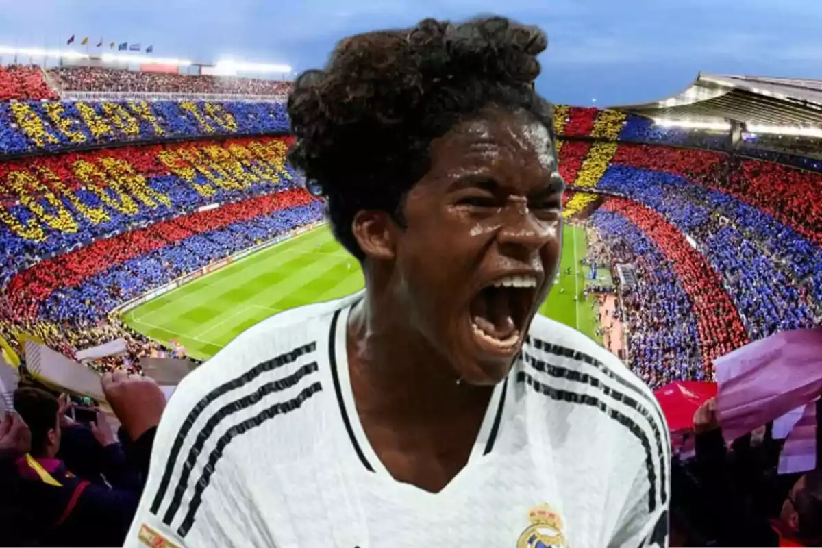 Una futbolista con la camiseta del Real Madrid celebra con pasión frente a un estadio lleno de aficionados con mosaicos de colores.