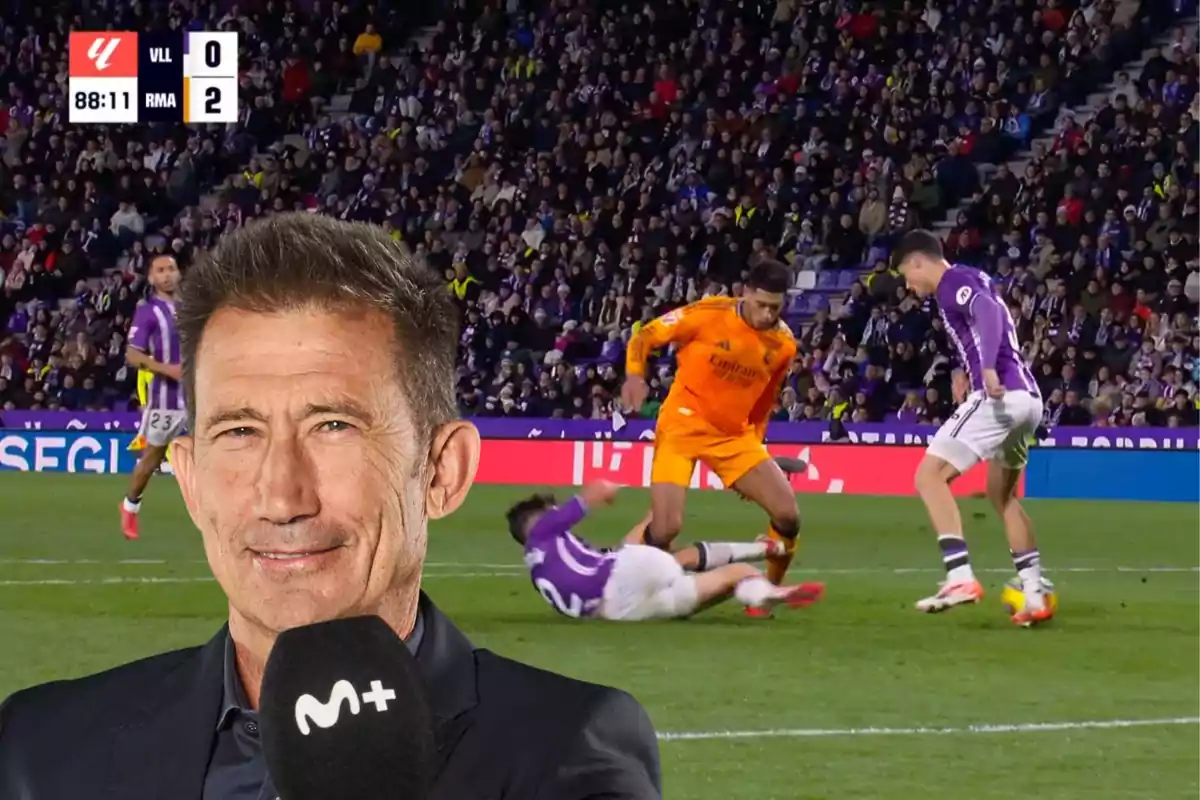 Un comentarista sostiene un micrófono de Movistar Plus mientras en el fondo se observa un partido de fútbol entre el Real Valladolid y el Real Madrid, con el marcador mostrando 0-2 a favor del Real Madrid.