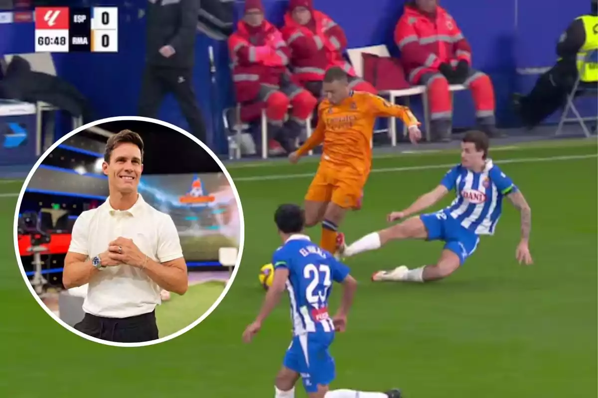 Un jugador de fútbol con uniforme naranja intenta esquivar una entrada de un oponente con uniforme azul y blanco en un partido, mientras en un recuadro se muestra a un hombre sonriendo en un estudio de televisión.