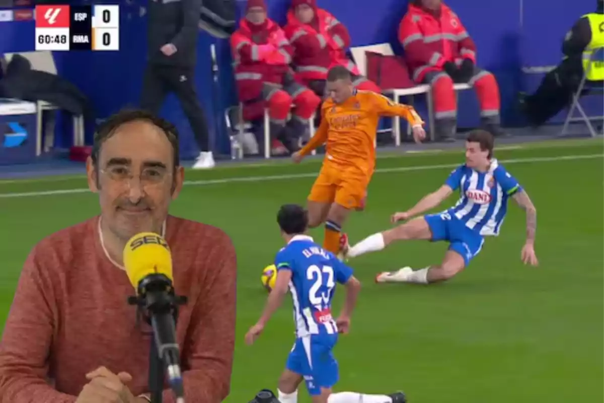 A radio commentator in front of a microphone with a background image of a soccer match between players from teams in orange and blue uniforms.