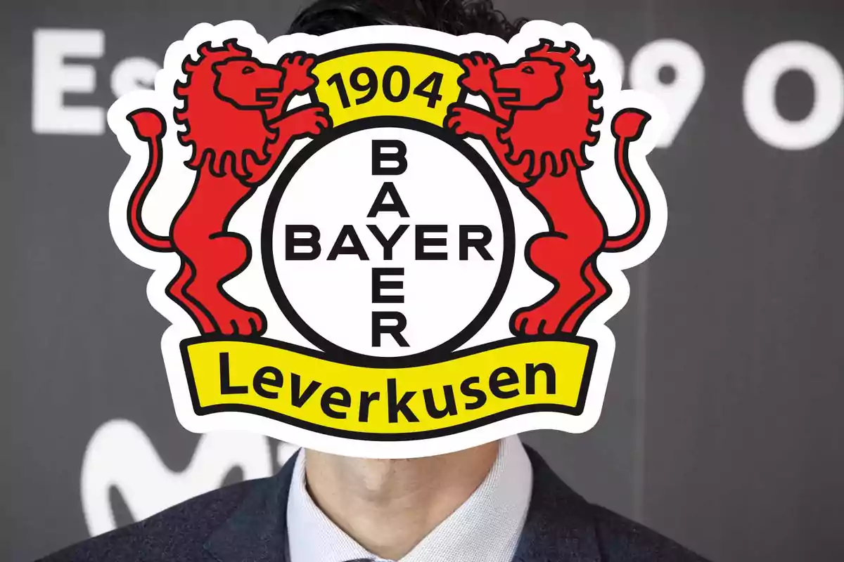 Un hombre con un logotipo del Bayer Leverkusen cubriendo su rostro.