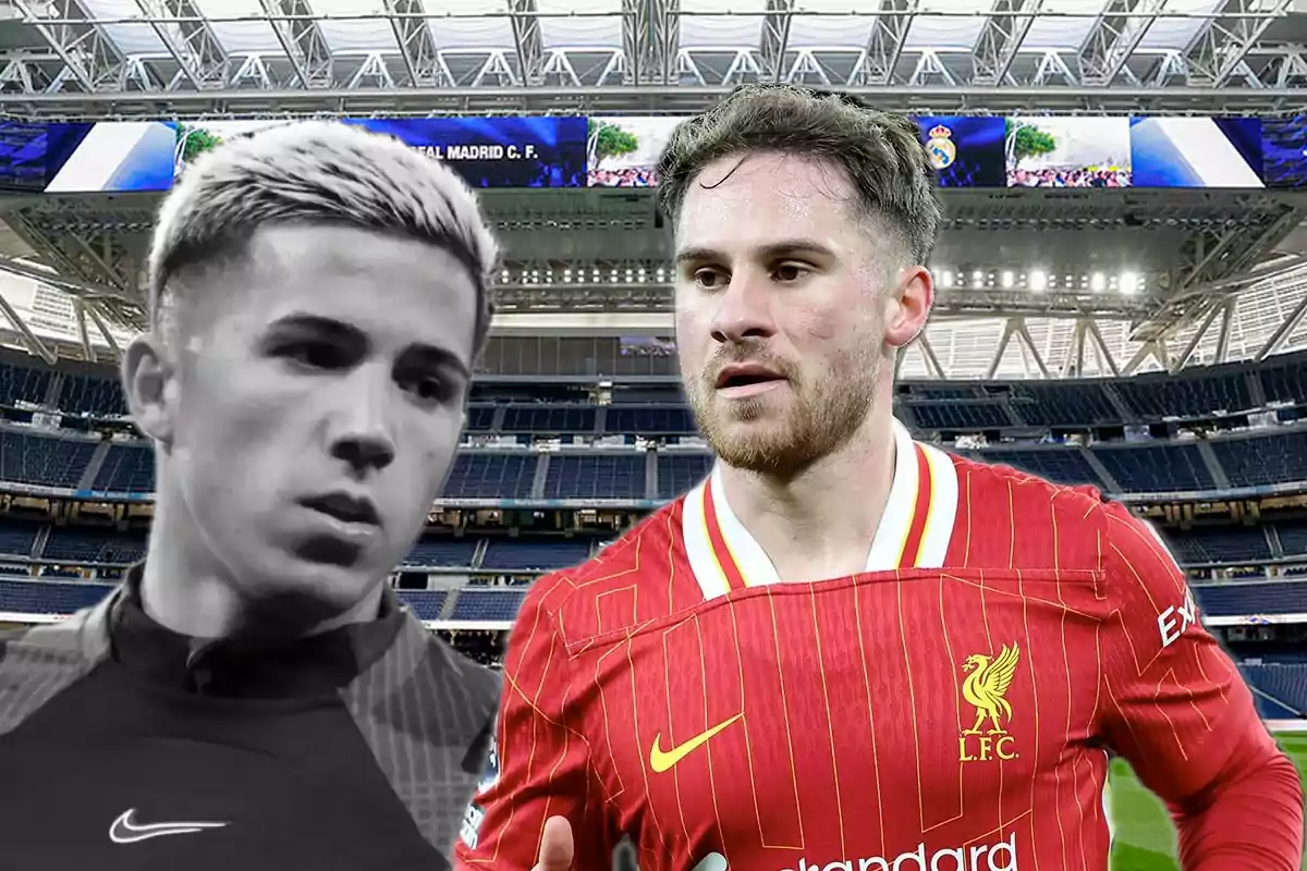 Dos jugadores de fútbol en un estadio, uno en blanco y negro y el otro con uniforme rojo del Liverpool.