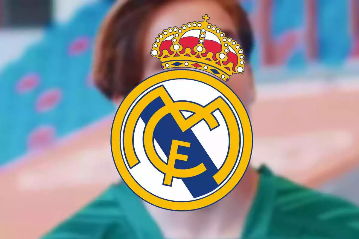 Una persona con el rostro cubierto por el logo del Real Madrid.