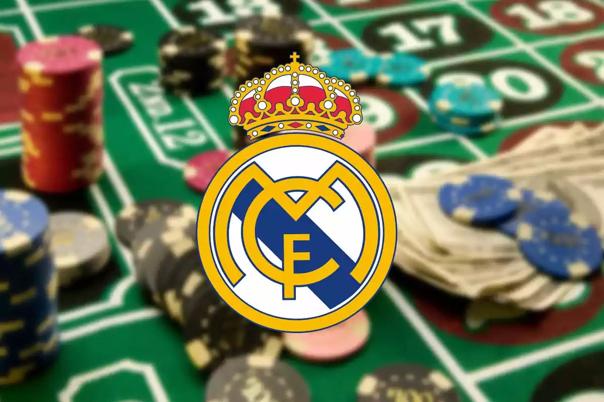 El escudo de un equipo de fútbol sobre una mesa de casino con fichas de póker.