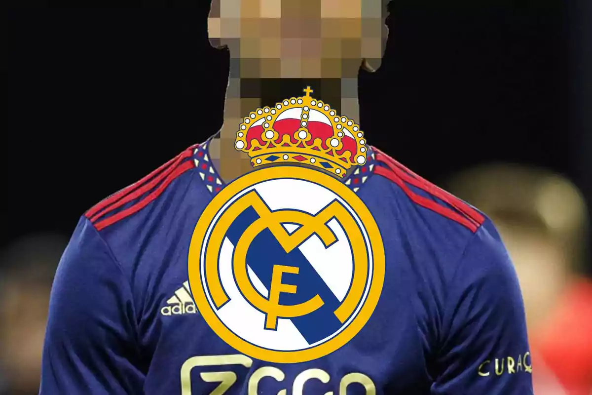 Una persona con la cara pixelada lleva una camiseta de fútbol azul con detalles rojos y un gran escudo del Real Madrid superpuesto en el centro.