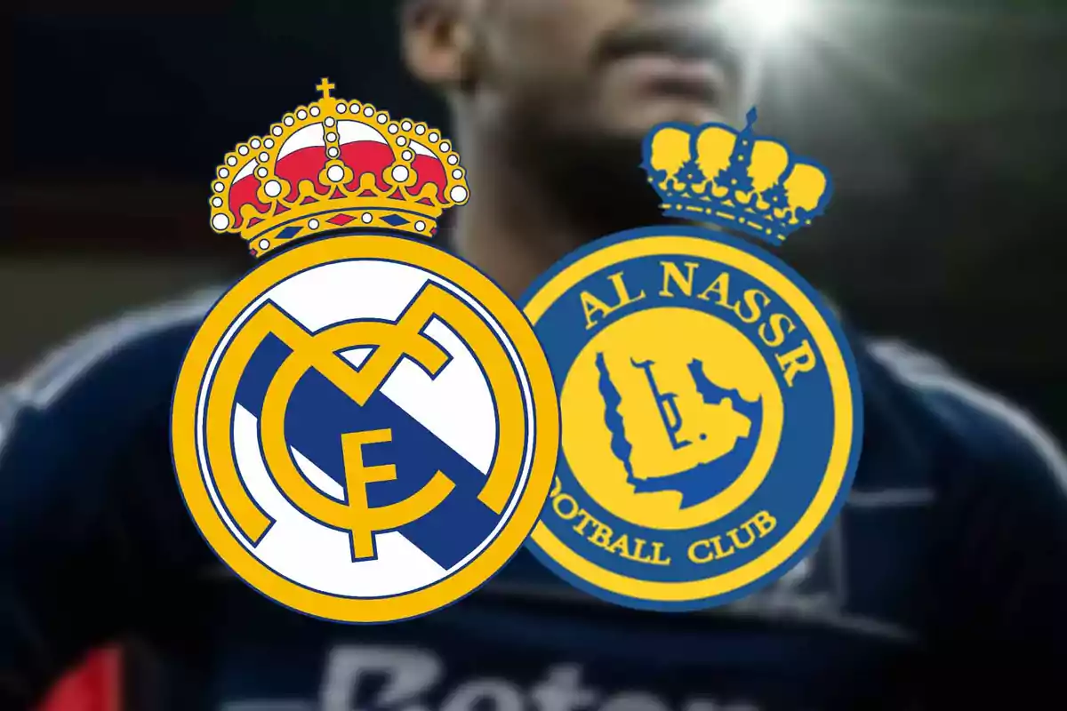 Escudos de los equipos de fútbol Real Madrid y Al Nassr superpuestos sobre una imagen borrosa de un jugador.