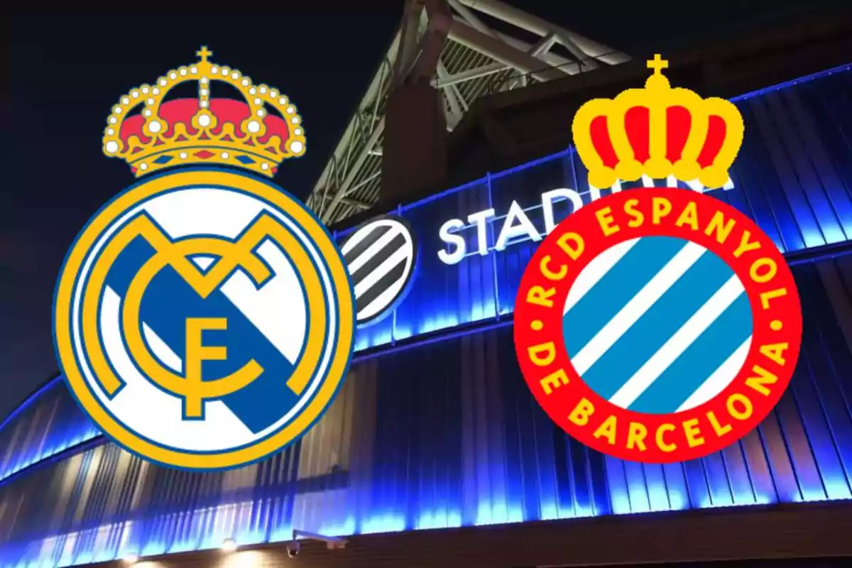 Logos de dos equipos de fútbol frente a un estadio iluminado.