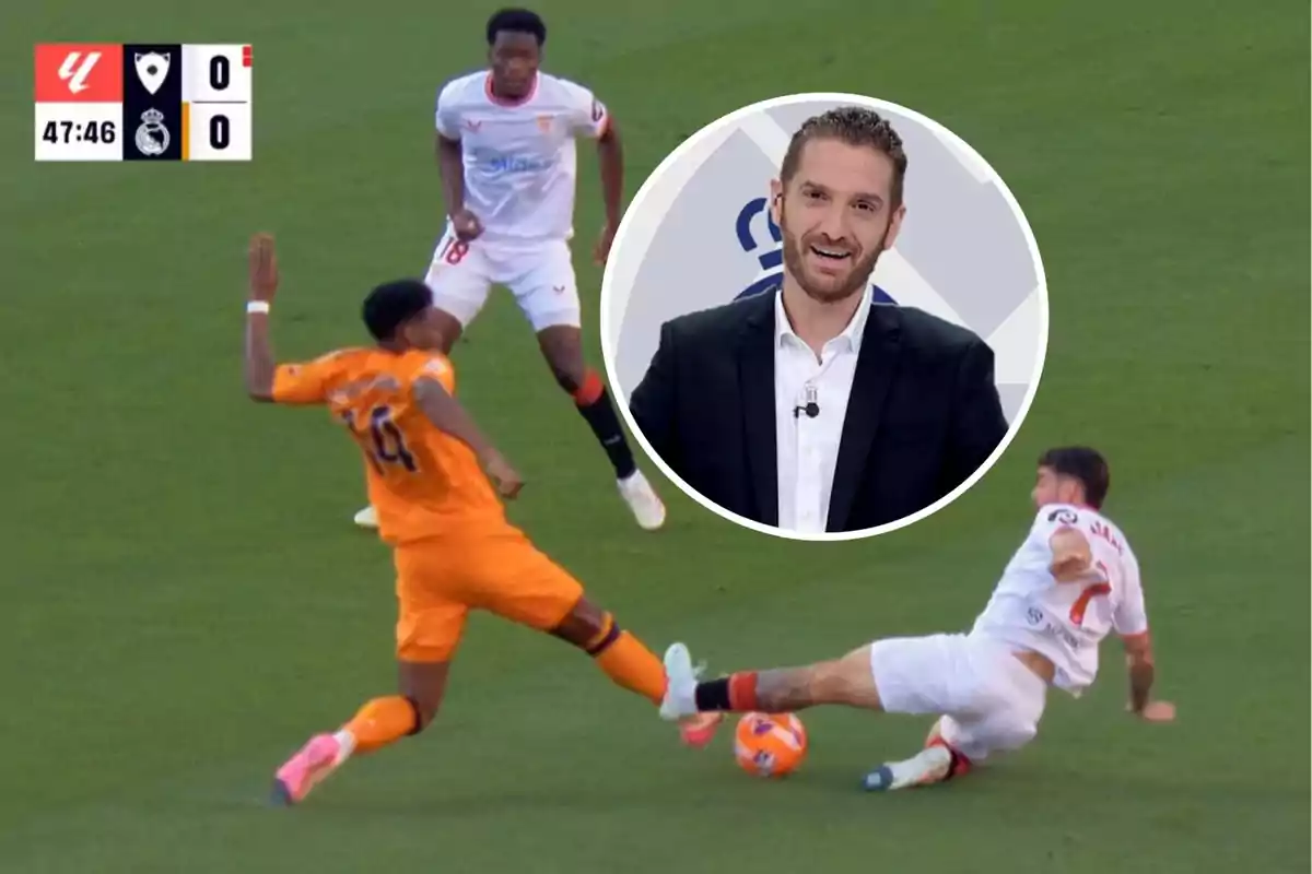 A player in an orange uniform tries to dodge a tackle from a player in a white uniform while another player watches; in the top left corner, the match score is displayed, and in the center of the image, there is a box with a smiling man.