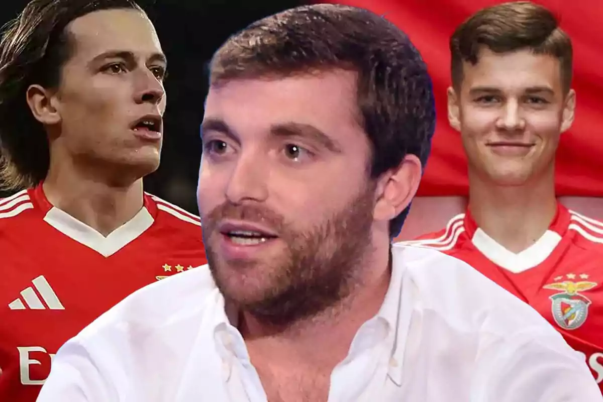 Tres hombres, dos de ellos con camisetas rojas de fútbol y uno en primer plano con camisa blanca, aparecen frente a un fondo rojo.