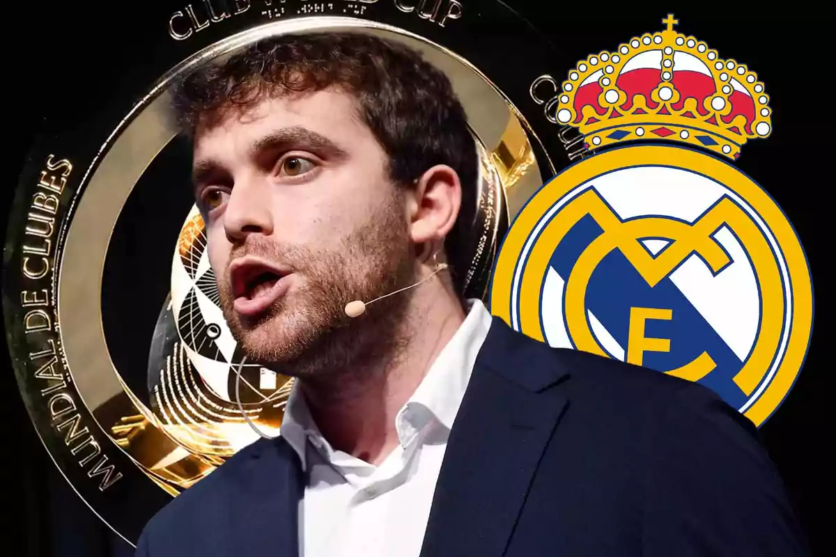 Un hombre hablando con un micrófono de diadema frente a un fondo con el logo del Real Madrid y un trofeo.
