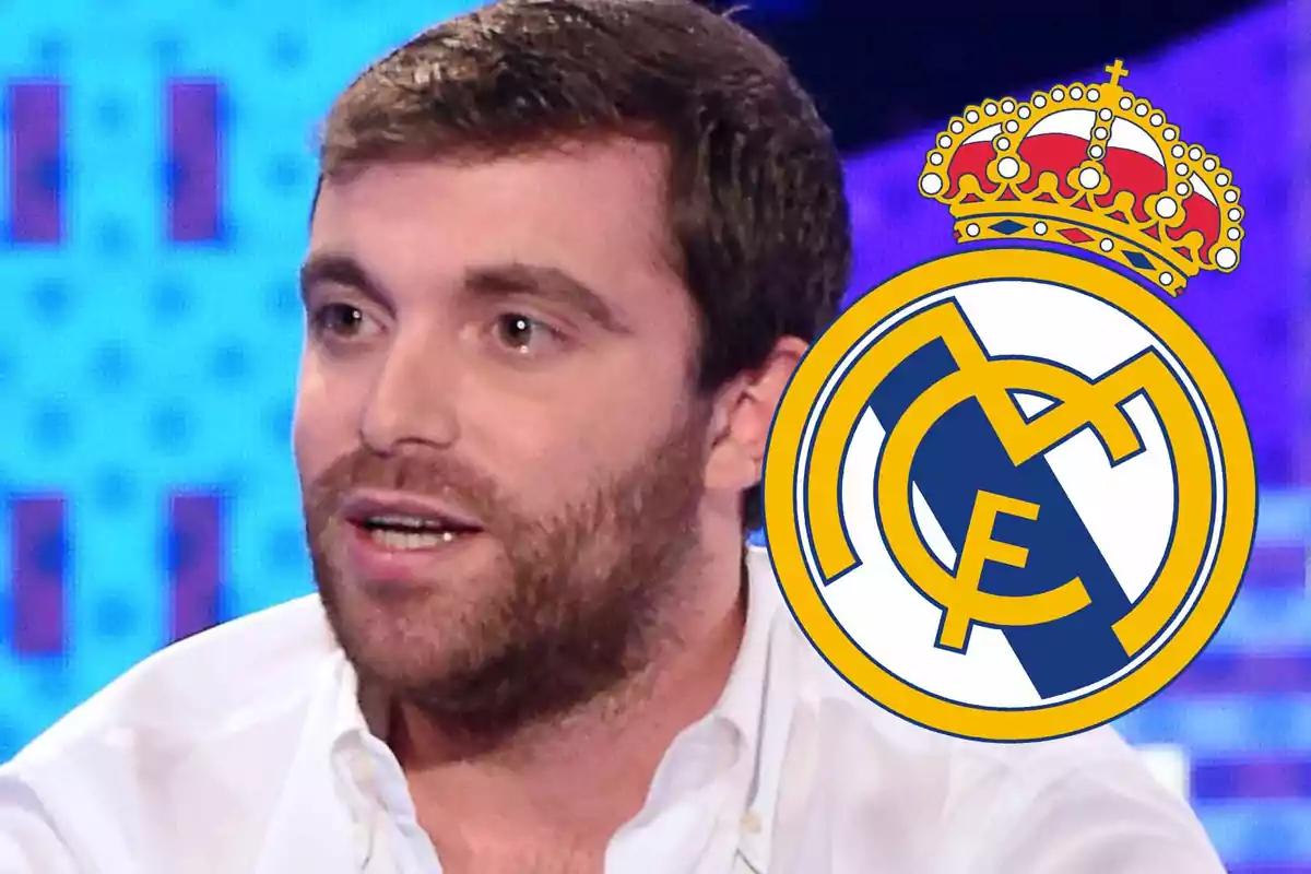 Hombre hablando con el logo del Real Madrid superpuesto.