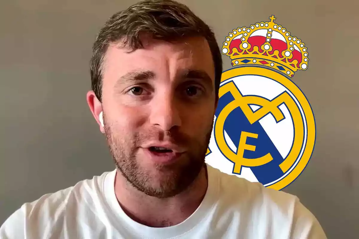 Un hombre con auriculares frente al logo del Real Madrid.