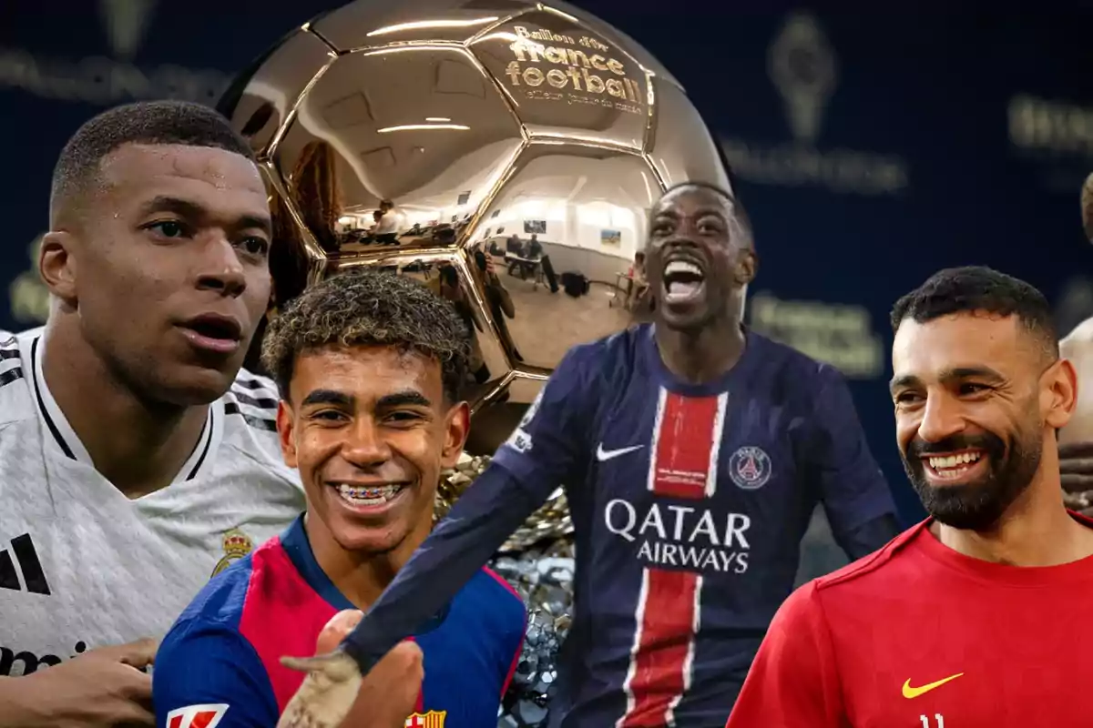 Cuatro futbolistas sonríen frente a un Balón de Oro gigante, cada uno con el uniforme de su respectivo club