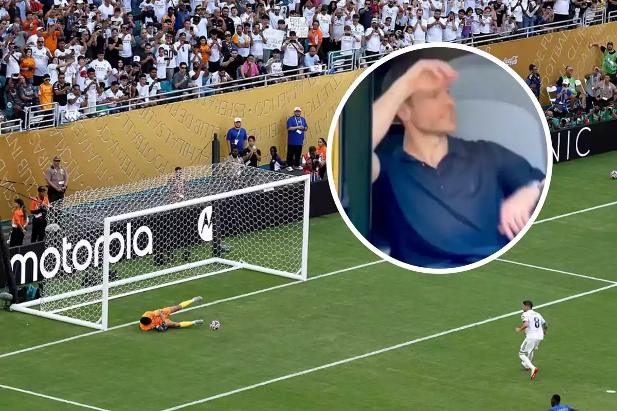 Un portero recostado en el césped tras intentar atajar un penal mientras un jugador celebra y la multitud observa, con un recuadro mostrando a un hombre en la tribuna llevándose la mano a la frente en señal de decepción
