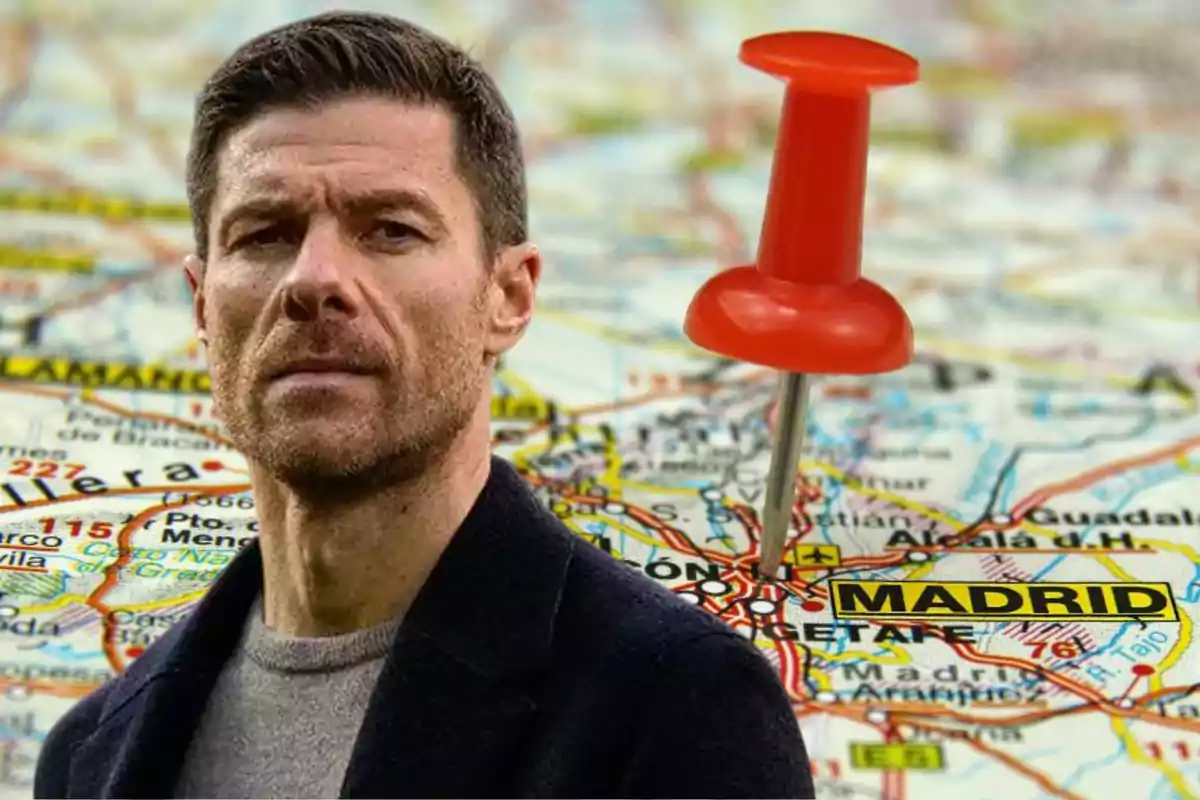 Un hombre de cabello oscuro aparece en primer plano con un mapa de Madrid de fondo y una chincheta roja marcando una ubicación.