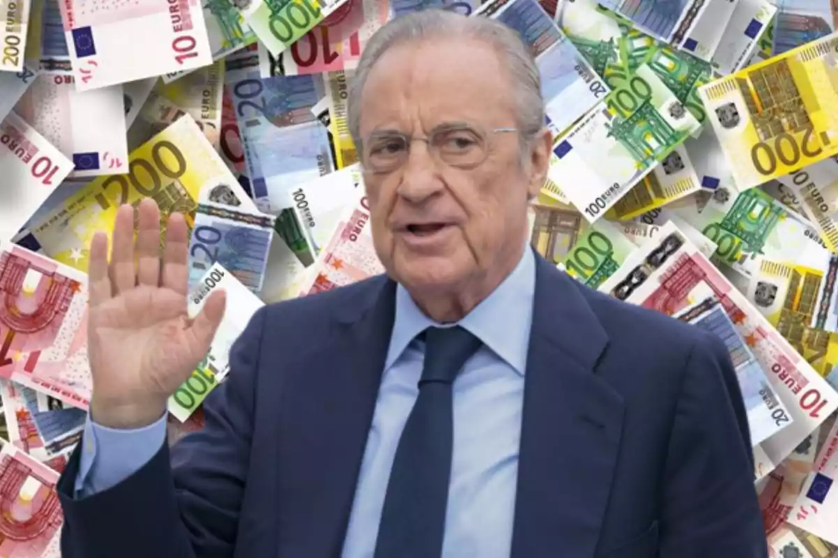 Un hombre mayor con gafas y traje levanta la mano frente a un fondo de billetes de euro.