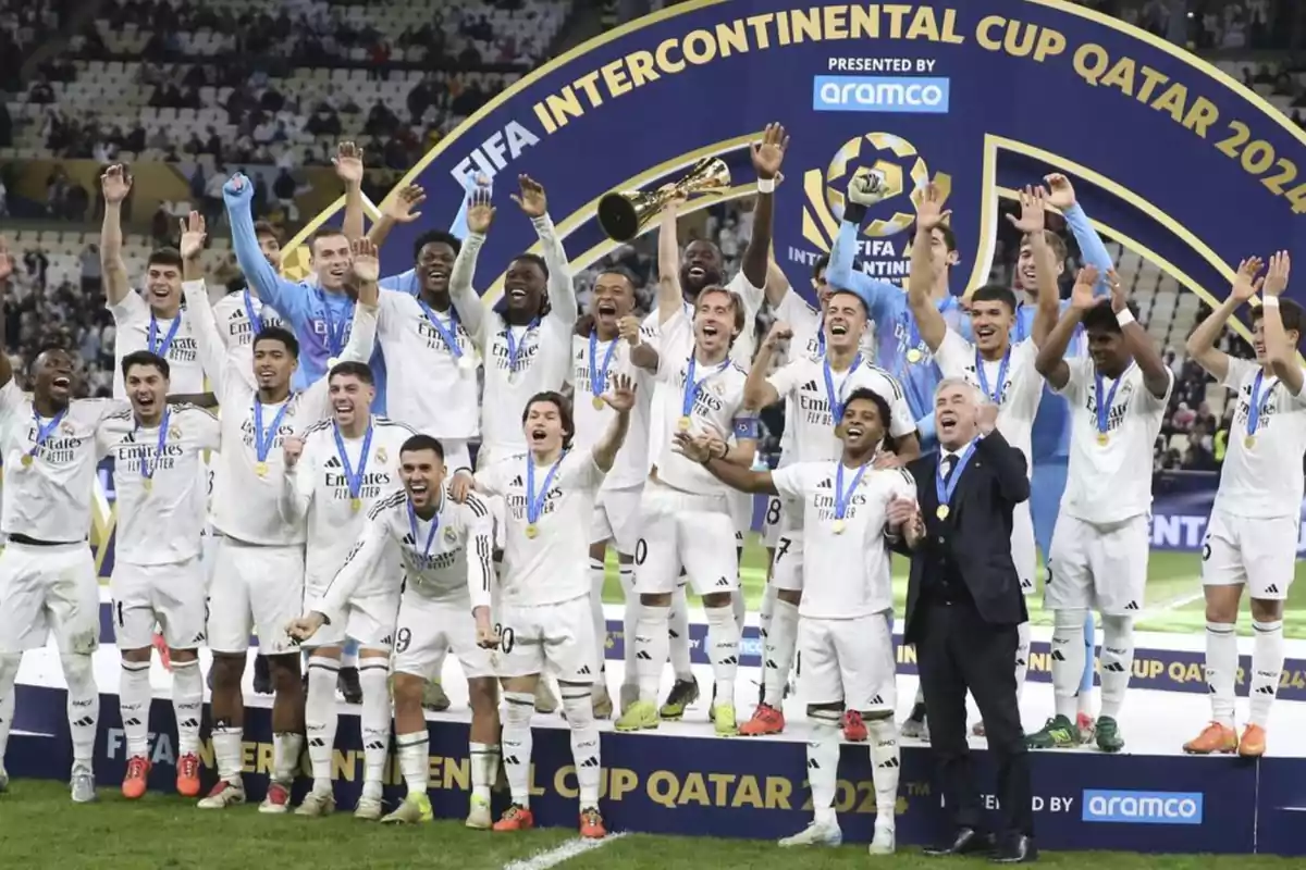 Jugadores de un equipo de fútbol celebran con un trofeo en un estadio durante la Copa Intercontinental de la FIFA en Qatar 2024.