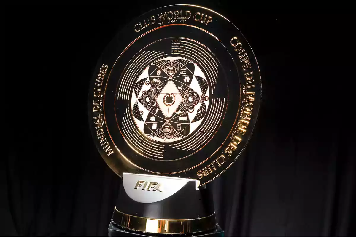 Trofeo del Mundial de Clubes de la FIFA sobre un fondo negro.