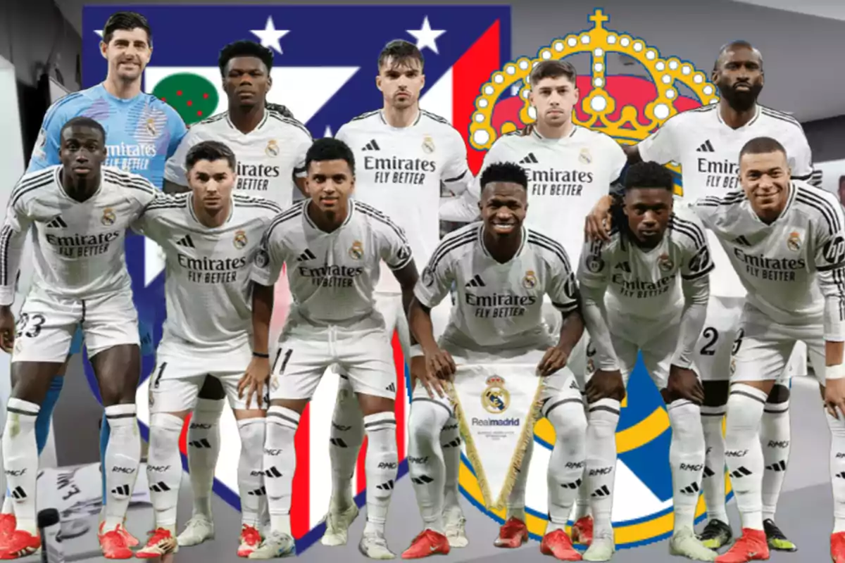 Jugadores de fútbol del Real Madrid posan en uniforme blanco frente a un fondo con los escudos del Atlético de Madrid y Real Madrid.