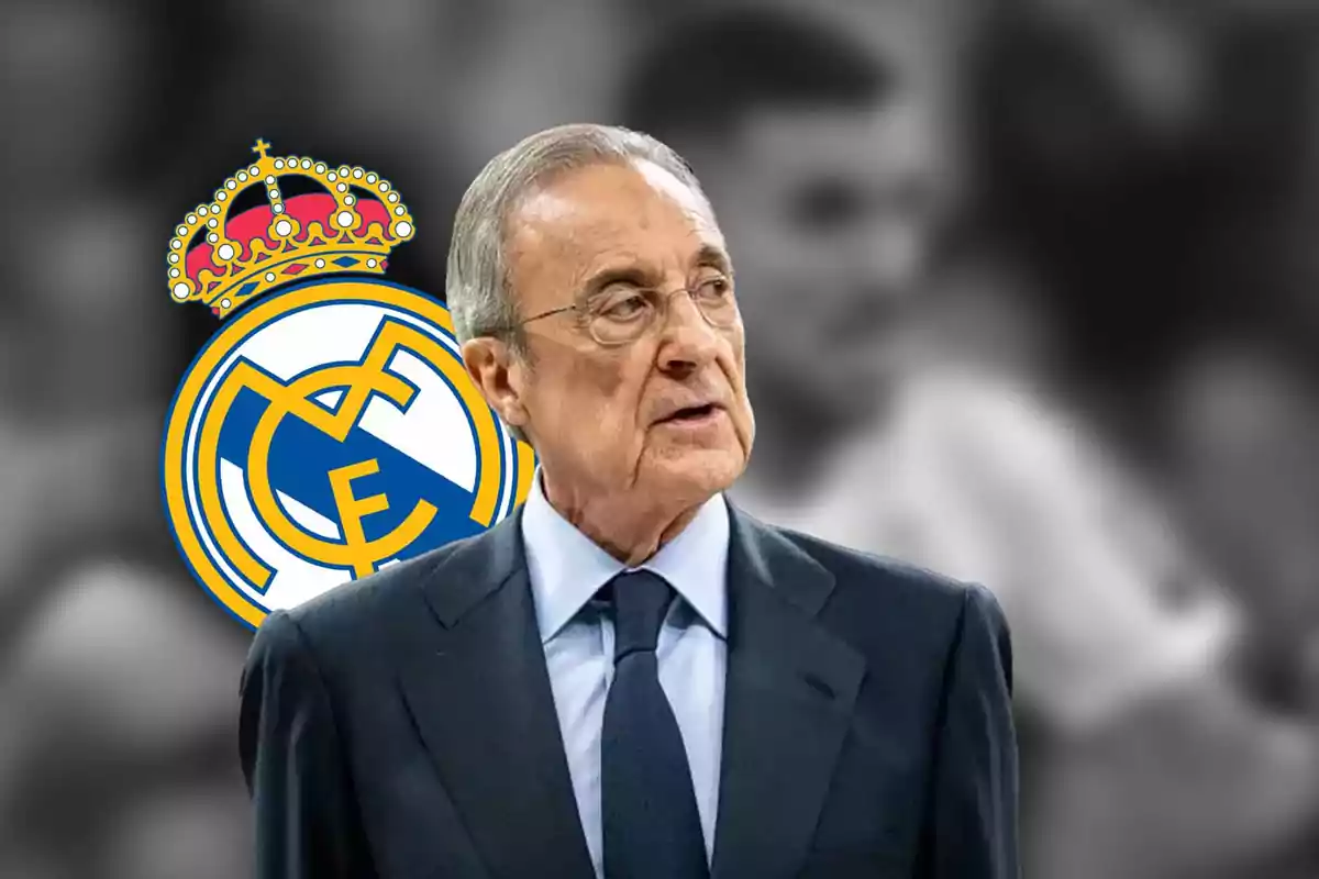 Un hombre mayor con traje y corbata aparece frente al escudo del Real Madrid.