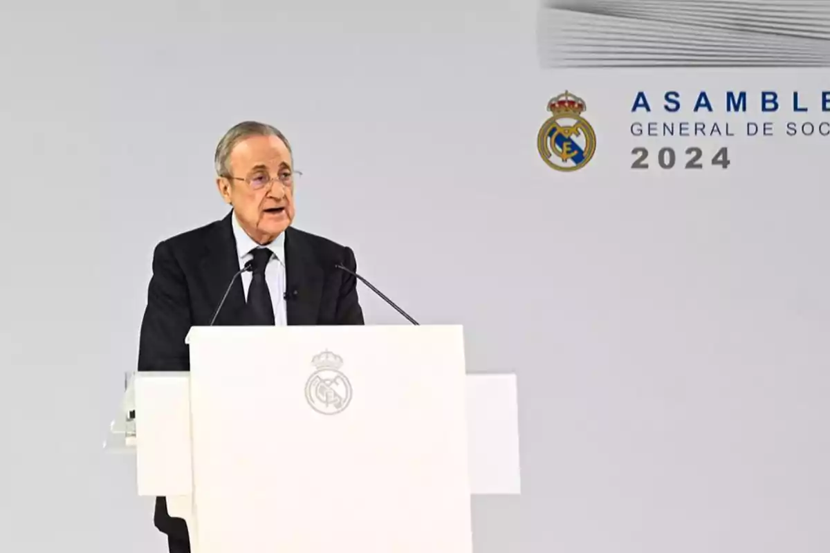 Hombre hablando en un podio durante una asamblea general de socios del Real Madrid 2024. Hombre hablando en un podio durante una asamblea general de socios del Real Madrid 2024.