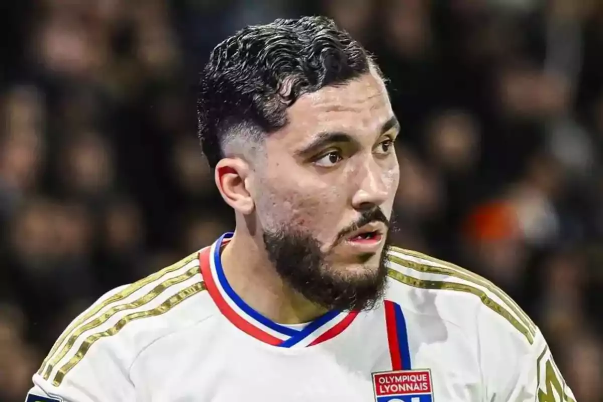 Un jugador de fútbol con la camiseta del Olympique Lyonnais durante un partido. Un jugador de fútbol con la camiseta del Olympique Lyonnais durante un partido.