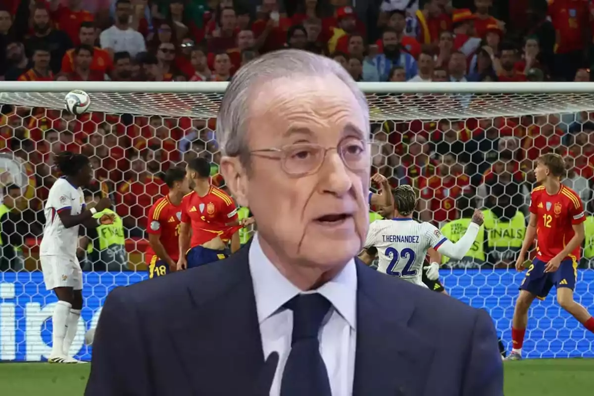 Un hombre mayor con gafas y traje aparece en primer plano mientras de fondo se observa una escena de un partido de fútbol con jugadores y una portería