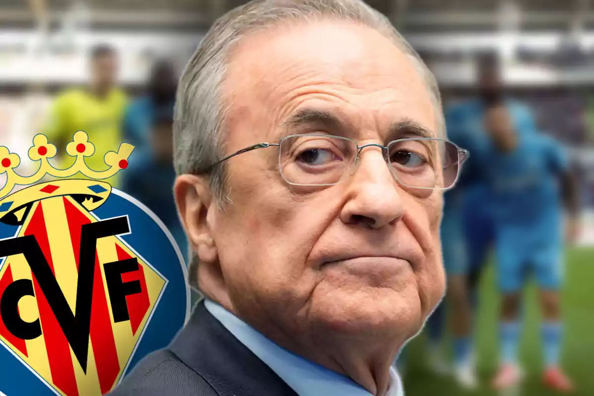 Un hombre mayor con gafas y expresión seria junto al escudo del Villarreal CF.