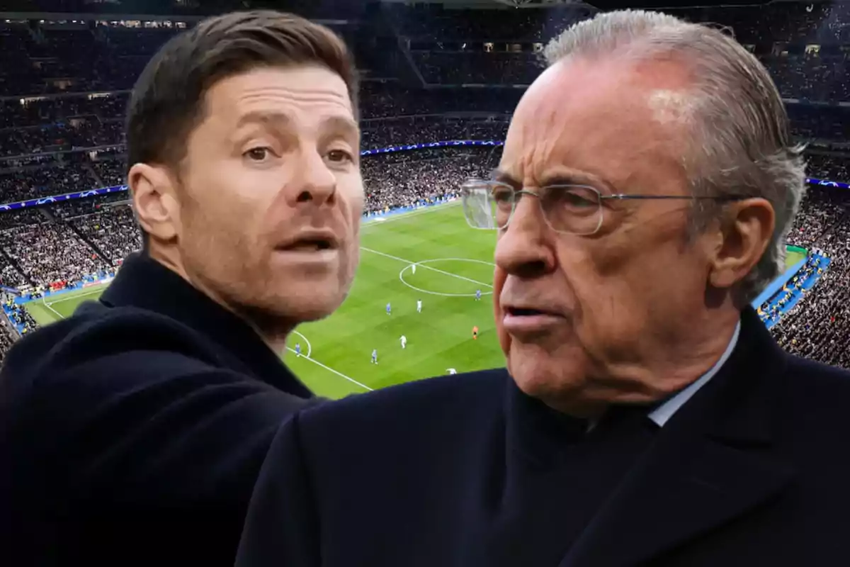 Dos hombres en primer plano con un estadio de fútbol lleno de espectadores al fondo.