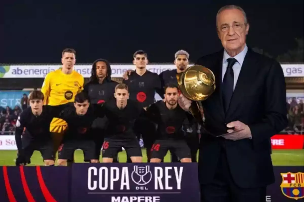 Un equipo de fútbol posando en el campo junto a un hombre sosteniendo un trofeo.