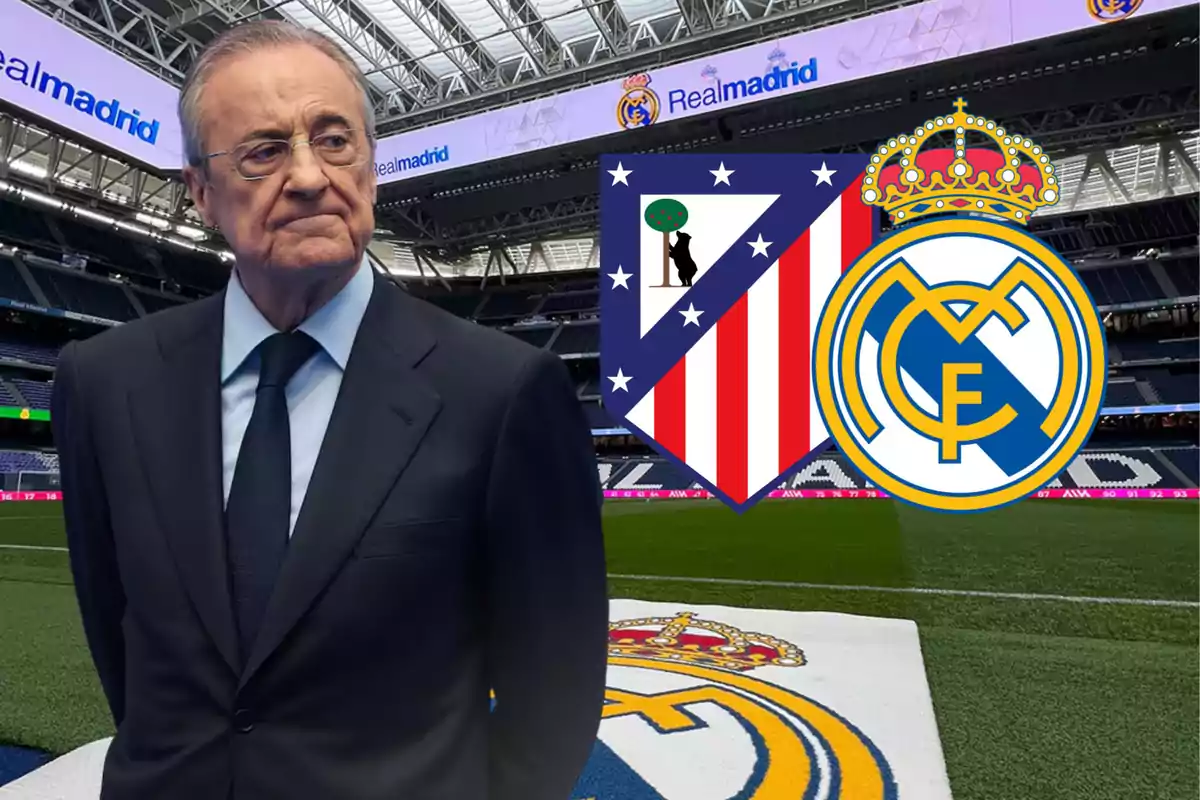 Hombre de traje en un estadio de fútbol con los escudos del Atlético de Madrid y Real Madrid al fondo
