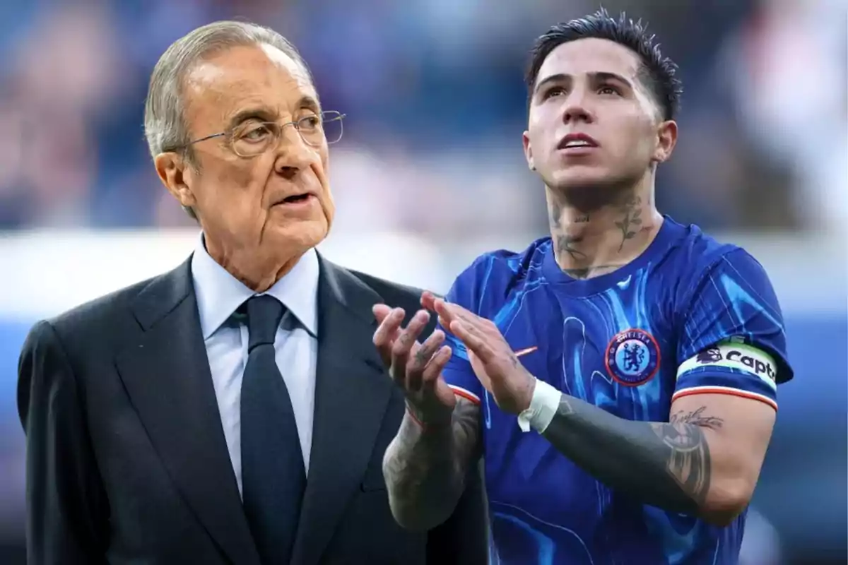 Un hombre mayor con traje y gafas junto a un futbolista joven con uniforme azul y tatuajes en el cuello y brazos.