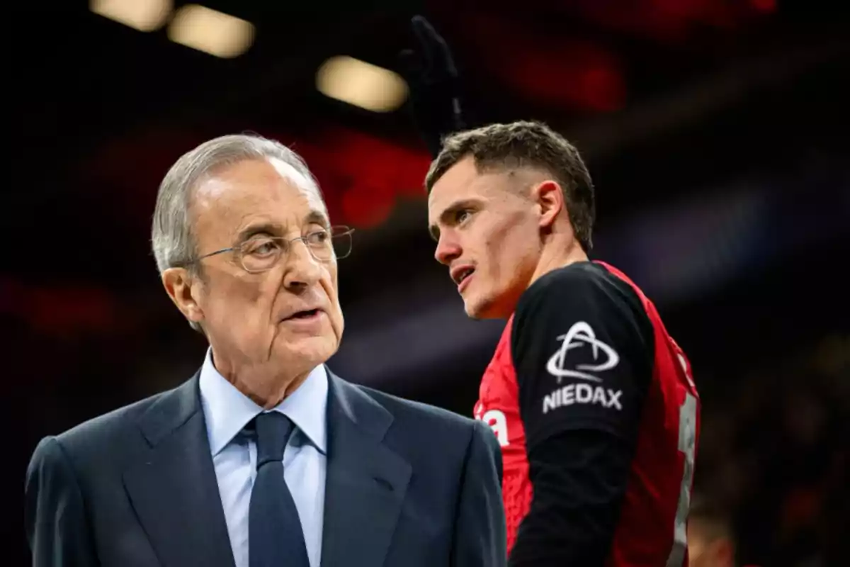 Un hombre mayor con traje y gafas está en primer plano mientras que un jugador de baloncesto con uniforme rojo y negro aparece en el fondo.