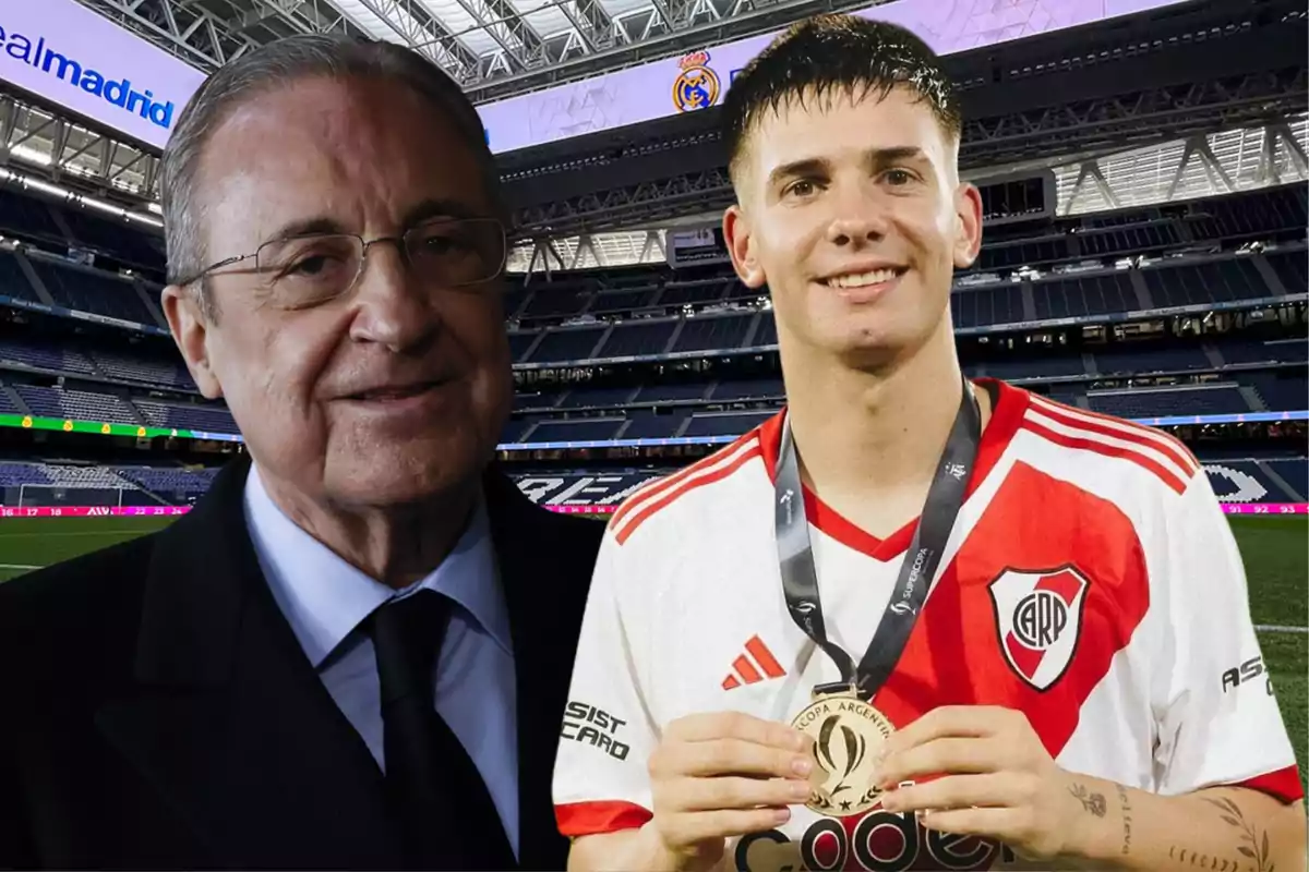 Dos personas posan en un estadio de fútbol, una de ellas lleva una medalla y viste el uniforme de River Plate, mientras que la otra viste traje oscuro y gafas.