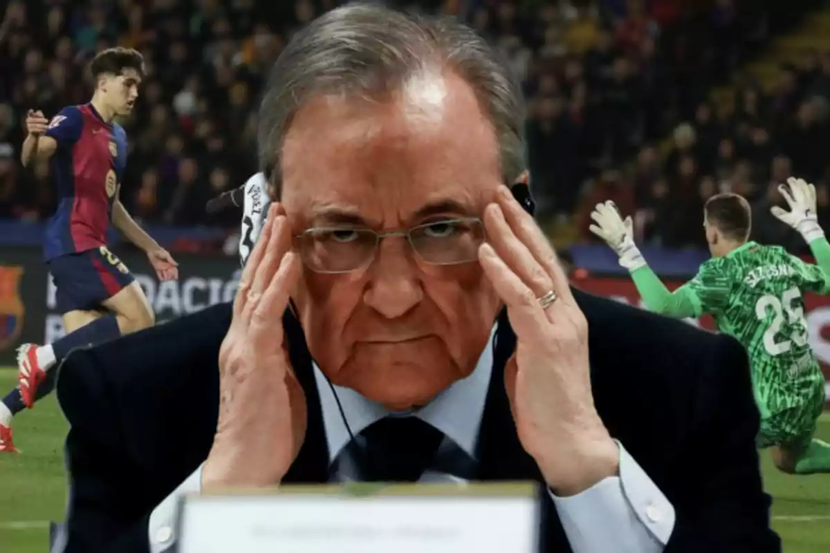 Un hombre con gafas y expresión seria se toca la cabeza, mientras al fondo se observa a un jugador de fútbol en acción y un portero con uniforme verde.