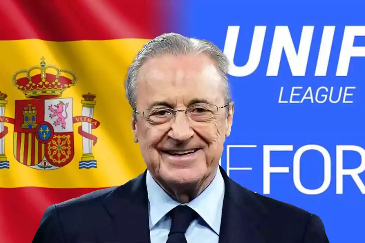 Un hombre mayor con gafas y traje sonríe frente a una bandera de España y un fondo azul con texto.