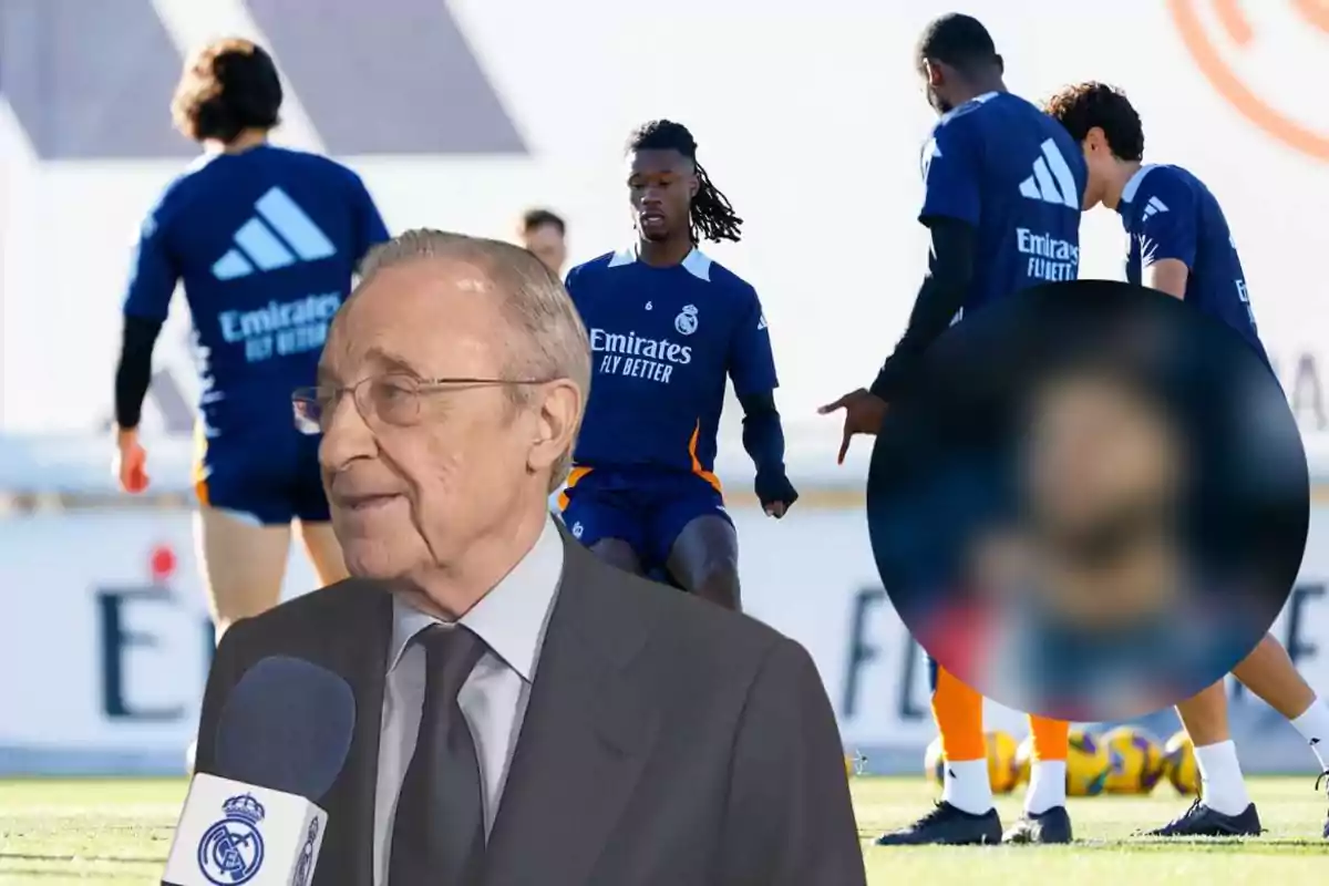 Un hombre mayor con gafas y traje sostiene un micrófono con el logo del Real Madrid mientras al fondo se ven jugadores del equipo entrenando en el campo.